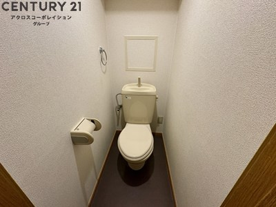 落ち着いた色調のトイレ