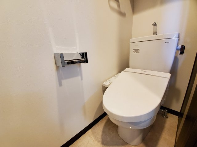 温水洗浄便座付きのトイレです♪