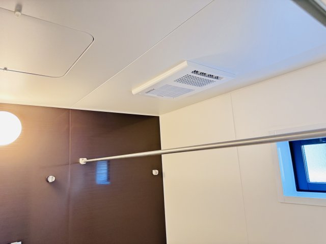柏市十余二新築戸建【松葉第一小学校:6分】の冷暖房・空調設備|雨の日も安心の浴室乾燥機つき