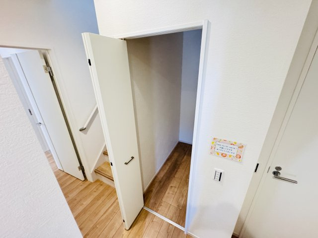 柏市十余二新築戸建【松葉第一小学校:6分】の収納|1Fウォークインクローゼット