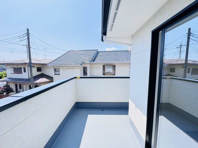 柏市十余二新築戸建【松葉第一小学校:6分】のバルコニー|寝室前L字型バルコニー