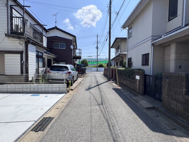 柏市十余二新築戸建【松葉第一小学校:6分】の前面道路含む現地写真|南側前面道路