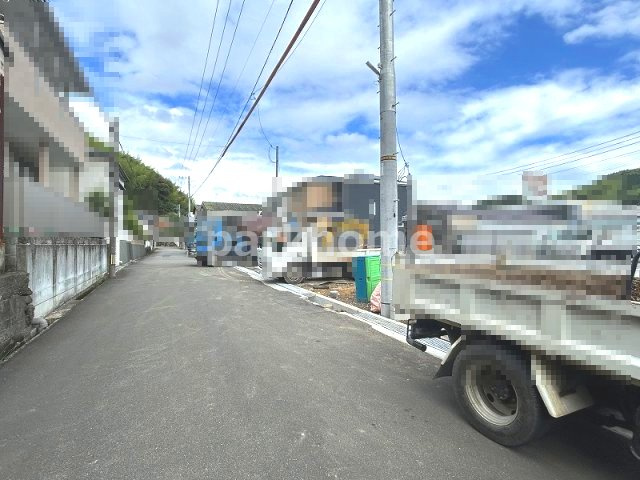 いの町駅東町 -2期3棟・3号棟-新築戸建ての完成予想図|隣の洋室を開放することで、さらに広々とした空間として使えるリビングです。断熱性の高い壁と窓を採用しているため、冷暖房の効きが良く、年中快適な室温の中で団らんの時間を楽しむことができます。