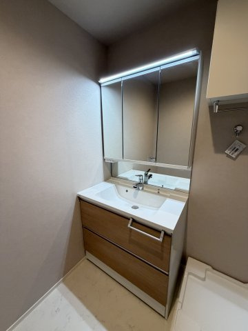 Ｍａｉｓｏｎ　Ｓａｒｋｌａｎｄ　メゾンサークランドの独立洗面台|★3面鏡の独立洗面台★家具家電付きの物件です★