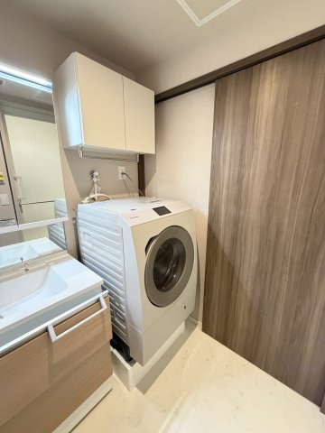 Ｍａｉｓｏｎ　Ｓａｒｋｌａｎｄ　メゾンサークランドの洗面所|★ドラム式洗濯機★家具家電付きの物件です★