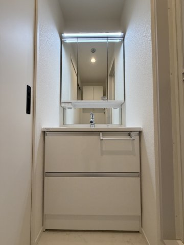 Ｍａｉｓｏｎ　Ｓａｒｋｌａｎｄ　メゾンサークランドの独立洗面台|★3面鏡の独立洗面台★家具家電付きのお部屋です★