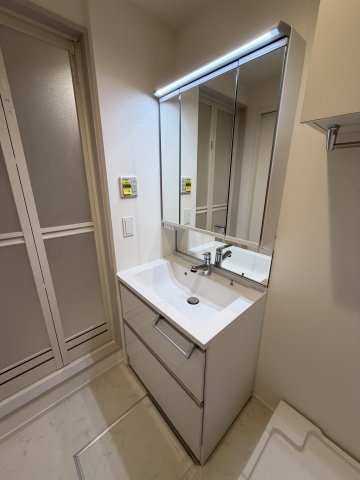 Ｍａｉｓｏｎ　Ｓａｒｋｌａｎｄ　メゾンサークランドの独立洗面台|★3面鏡の独立洗面台★家具家電付きのお部屋です★