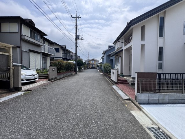 柏市花野井新築戸建（花野井22期）の前面道路含む現地写真|北東側前面道路・幅員約6ｍ
