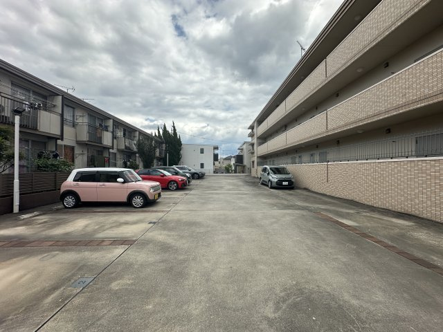フォルトゥーナ浄水の駐車場