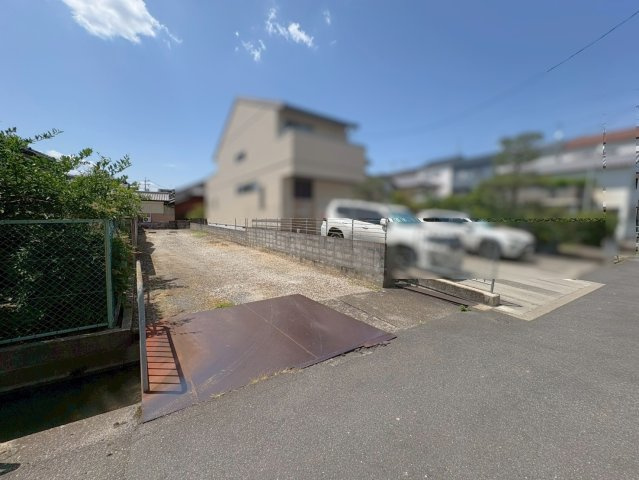 ◆東向きにつき陽当たり良好◆建築条件無し売土地◆伏見区久我石原町の前面道路含む現地写真|前道含む現地(２０２６年５月撮影) 