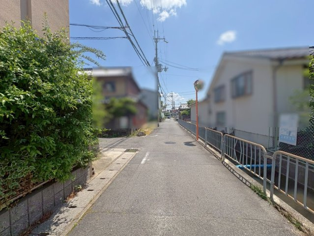 ◆東向きにつき陽当たり良好◆建築条件無し売土地◆伏見区久我石原町の前面道路含む現地写真|前道(２０２６年５月撮影) 