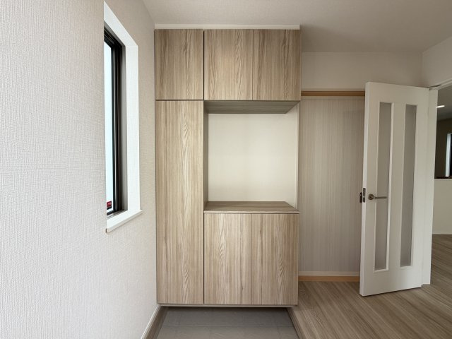 八重瀬町安里（全3棟）の玄関|B号棟　十分な収納付き玄関♪