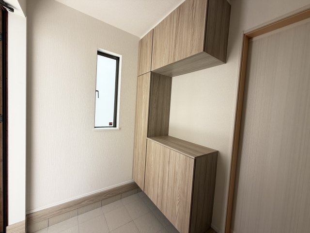 八重瀬町安里（全3棟）の玄関|B号棟　十分な収納付き玄関♪