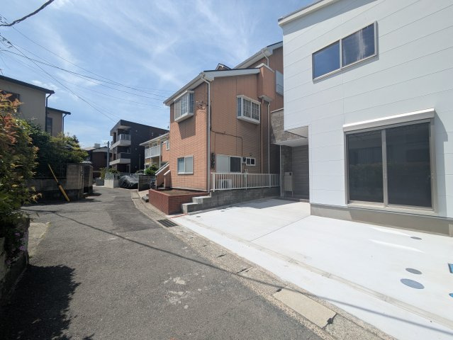 南道路　陽当良好　ZEH水準省エネ住宅の前面道路含む現地写真|前面道路