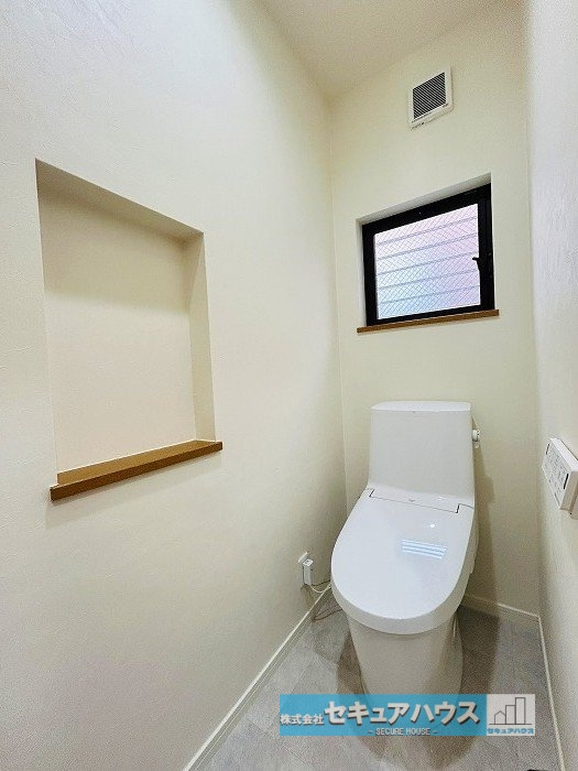 【中古戸建】名古屋市天白区高島2丁目のトイレ|【高機能トイレ】
◆高機能トイレの多くは便器のフタの開閉が自動であり、使用後に手動で水を流す面倒もなく非常に便利です。スタイリッシュな見た目で、お掃除しやすく、節水効果が高いです。　　　　　　　　　　