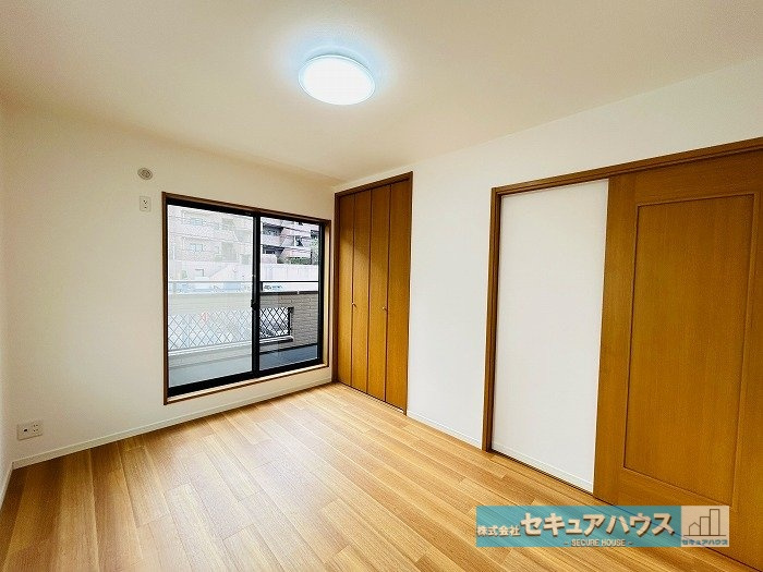 【中古戸建】名古屋市天白区高島2丁目の洋室|【南側洋室6帖】
◆家族一人ひとりの大切なプライベート空間。趣味に合わせて使って頂けるようシンプルに仕上げてあります。暮らし心地を大きく左右する収納を、適材適所に配置し使い勝手を考慮しました。　　　　