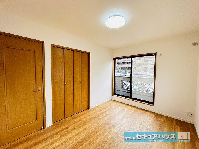 【中古戸建】名古屋市天白区高島2丁目の洋室|【南西側洋室6帖】
◆南西側に位置するため陽当たり良好です♪
◆バルコニーにも出られるお部屋です。
◆収納スペースも完備されております。　　　　　　　　　　　　　　　　　　　　　　　　　　　　　　　　