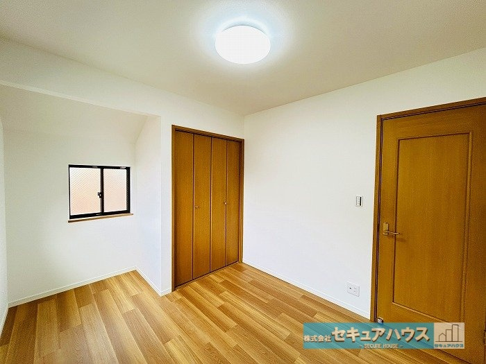 【中古戸建】名古屋市天白区高島2丁目の洋室|【北側洋室5.2帖】
◆お子様のお部屋や主寝室、来客時の宿泊室、趣味のお部屋としてもご利用いただけます♪
◆全居室収納付きのため各居室ごとにお洋服や荷物を収納できます。　　　　　　　　　　　　　　　　