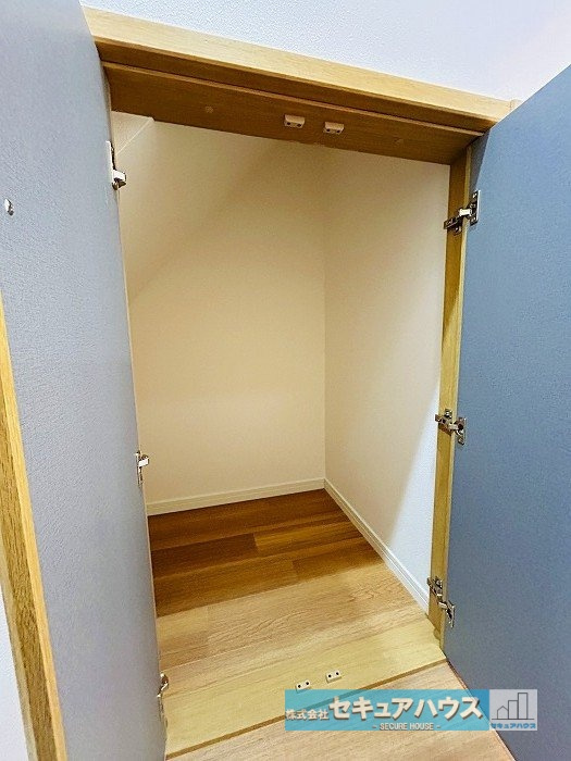 【中古戸建】名古屋市天白区高島2丁目の収納|【階段下収納】
◆階段下にも収納スペースがございます。掃除用具や日用品のストックをしまうことができる便利なスペースです♪　　　　　　　　　　　　　　　　　　　　　　　　　　　　　　　　　　　　　　　　