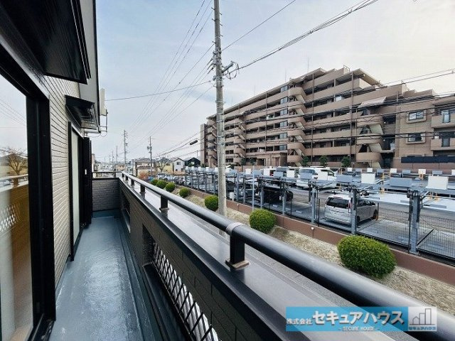 【中古戸建】名古屋市天白区高島2丁目のバルコニー|【バルコニー】
◆見晴らしもよく、太陽の温かな温もりをめいっぱい受け止めてくれます。
太陽の光と爽やかな風を受けたお洗濯物はあっという間に乾き、取りこむ時には太陽の匂いを感じられそうですね。　　　　　