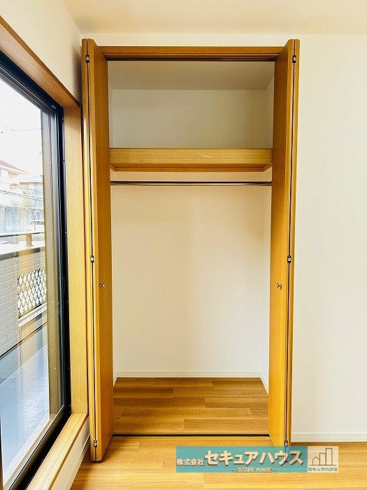 【中古戸建】名古屋市天白区高島2丁目の収納|【洋室収納クローゼットの様子】
◆ハンガーパイプに合わせて上棚付きです♪お洋服はもちろん、小物やバッグなども収納ボックスなどに入れてすっきりと片付けることが可能です◎　　　　　　　　　　　　　　　　　