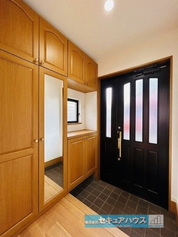 【中古戸建】名古屋市天白区高島2丁目の玄関|【玄関】
◆採光・通風にも配慮された設計で毎日明るい空間をキープします♪
◆収納力の高いシューズボックス付きのため、玄関周りがすっきりと片付きます。
◆ダブルロックキーで防犯面も安心です。　　　　　　