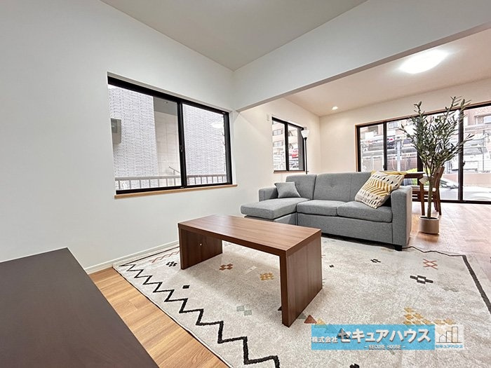 【中古戸建】名古屋市天白区高島2丁目の居間・リビング|【リビング別角度】
◆ニトリ家具を設置しております。家具付きのためお引渡し後すぐご利用いただけます。　　　　　　　　　　　　　　　　　　　　　　　　　　　　　　　　　　　　　　　　　　　　　　　　　　