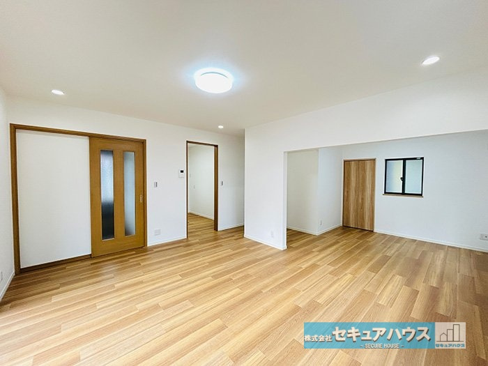 【中古戸建】名古屋市天白区高島2丁目の居間・リビング|【LDK18.2帖】
◆通学から帰宅し、リビングルームで会話を楽しむ子ども達。リビングから臨む景色は太陽色に染まり、解放感溢れゆったりとしたひと時を過ごすことが出来る素敵な空間です。　　　　　　　　　