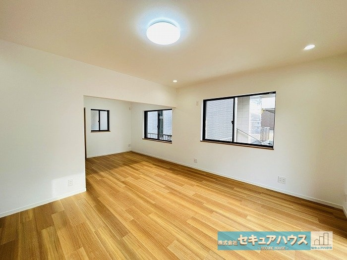 【中古戸建】名古屋市天白区高島2丁目の居間・リビング|【LDK18.2帖】
◆南向き×3面の窓面するリビングのため陽当たり良好です♪
◆和室スペースをLDK拡張リフォームし、広々リビングに生まれ変わりました◎　　　　　　　　　　　　　　　　　　　　　　　