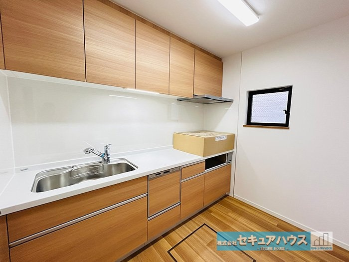 【中古戸建】名古屋市天白区高島2丁目のキッチン|【キッチン】
◆広々としたキッチンのため家族で並んで料理することが可能◎
◆収納豊富×食洗機付きのシステムキッチンです♪
◆床下収納には飲み物やお米のストックを入れられます。　　　　　　　　　　　　　