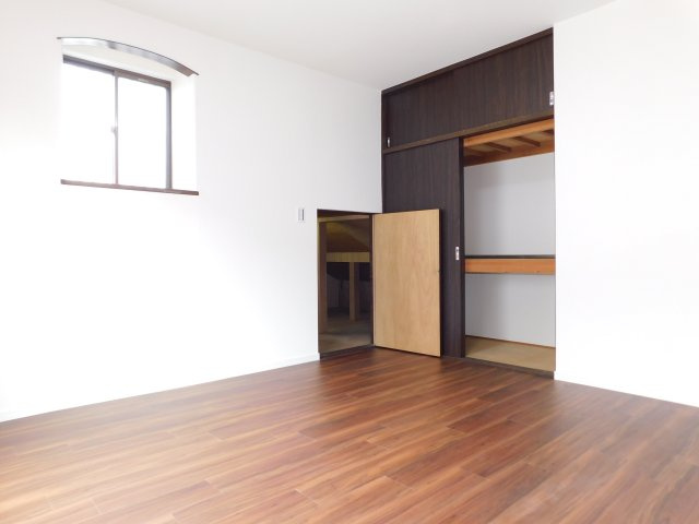 稲沢市田代１丁目の中古一戸建の洋室|◇洋室◇　　南面で明るい洋室約８.０帖　全居室収納完備！　バルコニー利用可♪　屋根裏収納付き！　（令和８年５月リフォーム済）