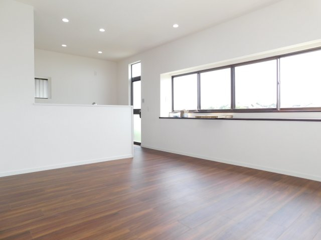 稲沢市田代１丁目の中古一戸建の居間・リビング|◇リビング◇　　南面で明るいリビング約１３．０帖　大きな窓の開放感のある空間♪　（令和８年５月リフォーム済）