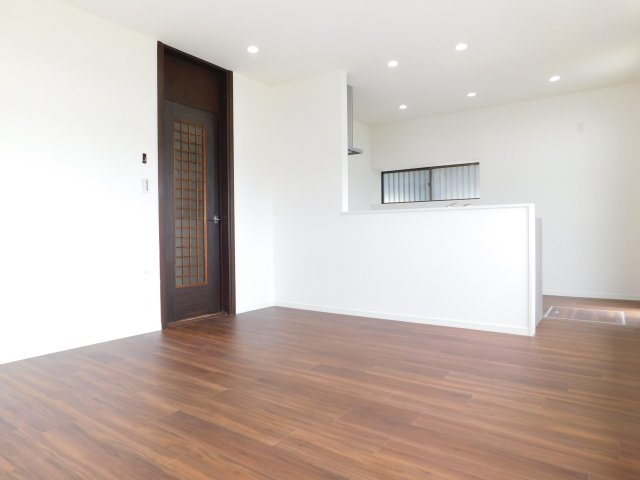 稲沢市田代１丁目の中古一戸建の居間・リビング|◇リビング◇　　南面で明るいリビング約１３．０帖　リビングの様子が見渡せる対面キッチン♪　（令和８年５月リフォーム済）
