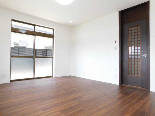 稲沢市田代１丁目の中古一戸建の居間・リビング|◇リビング◇　　南面で明るいリビング約１３．０帖　（令和８年５月リフォーム済）　