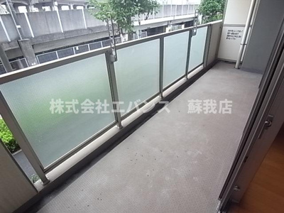 【バルコニー】 | クイーンズレゾン末広 | お洗濯にも便利なバルコニー付き