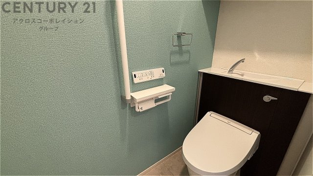 温水洗浄便座付きのトイレです♪
