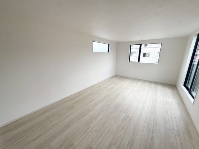 糟屋郡粕屋町仲原　新築戸建　1・2号棟の居間・リビング|【2階】窓が多くて明るいリビングです！