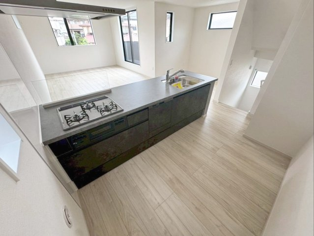 糟屋郡粕屋町仲原　新築戸建　1・2号棟のキッチン|対面式のフルオープンキッチン！家族との会話を楽しみながら作業できます！