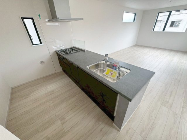 糟屋郡粕屋町仲原　新築戸建　1・2号棟のキッチン|システムキッチンでお手入れも楽々！手軽に換気できる窓付きです！