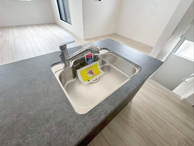 糟屋郡粕屋町仲原　新築戸建　1・2号棟のキッチン|スポンジホルダー、水切りラック付きのシンク！
