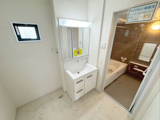 糟屋郡粕屋町仲原　新築戸建　1・2号棟の独立洗面台|使い勝手の良い3面鏡タイプの洗面台！