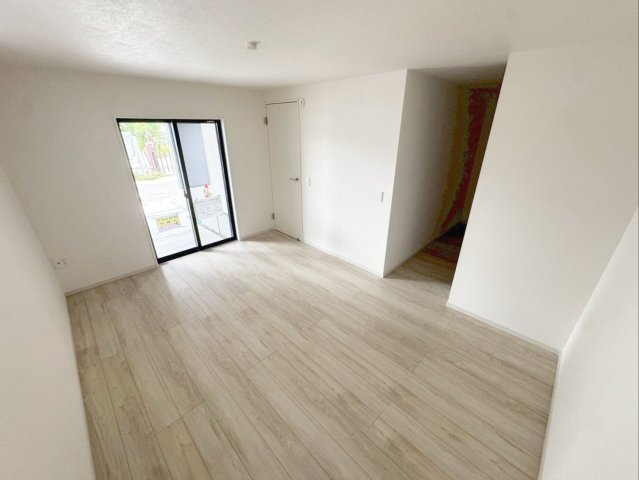 糟屋郡粕屋町仲原　新築戸建　1・2号棟の洋室|【1階】車庫と繋がる掃き出し窓は、車からの荷物の出し入れを最短で行えて便利です！
