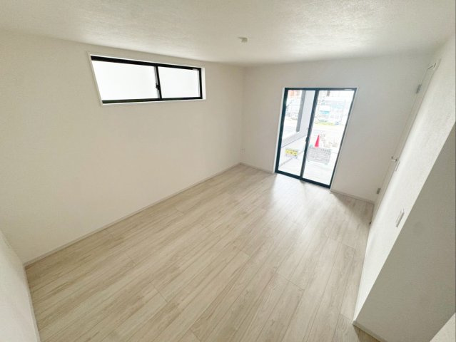 糟屋郡粕屋町仲原　新築戸建　1・2号棟の洋室|【1階】7.3帖の洋室です！2面採光の明るい空間！