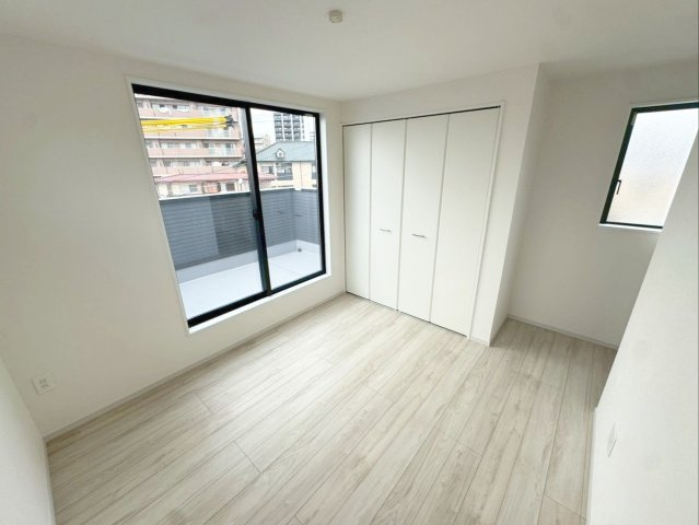 糟屋郡粕屋町仲原　新築戸建　1・2号棟の洋室|【3階】バルコニーへの出入りができます！