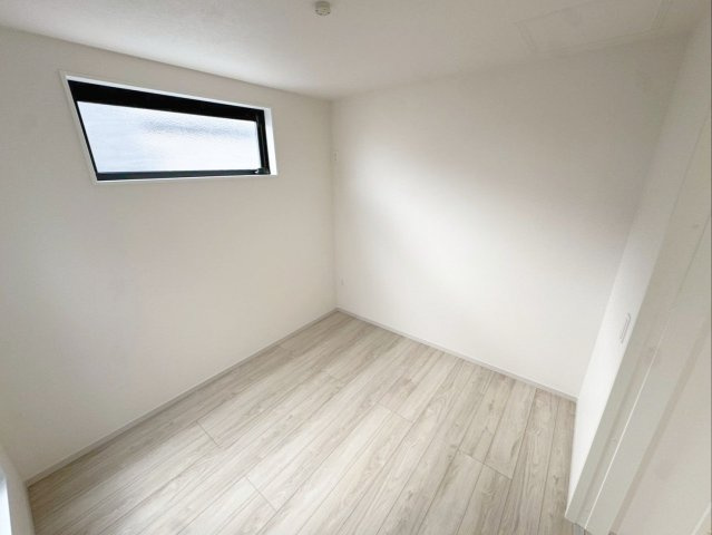 糟屋郡粕屋町仲原　新築戸建　1・2号棟の洋室|【3階】高い位置からの採光が取り込めます！