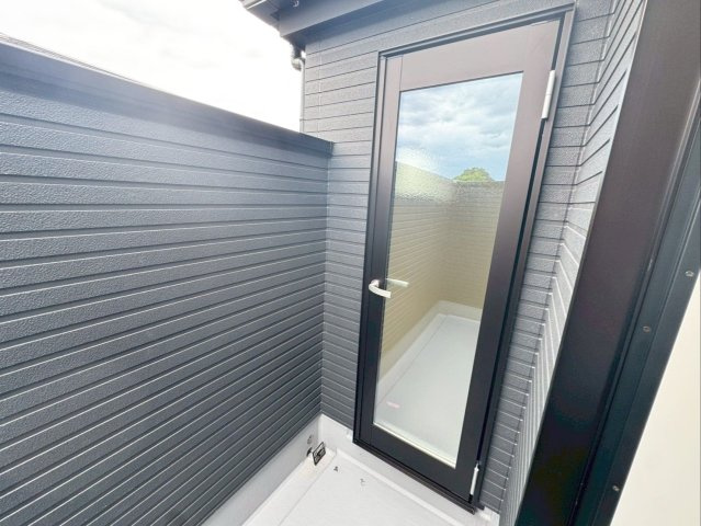 糟屋郡粕屋町仲原　新築戸建　1・2号棟のバルコニー|【3階】4.1帖の洋室からの出入りも可能です！