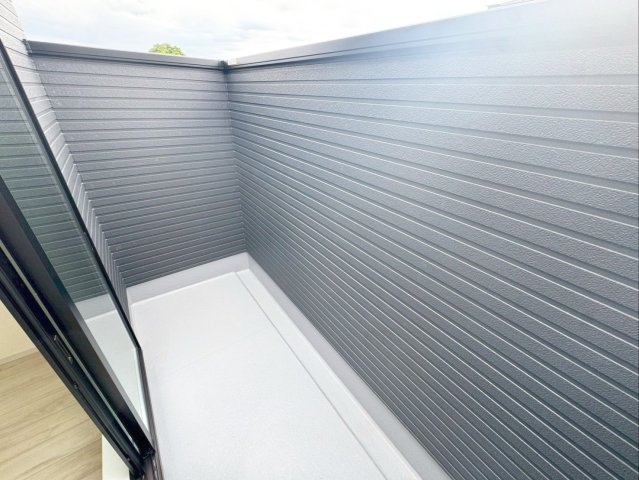 糟屋郡粕屋町仲原　新築戸建　1・2号棟のバルコニー|【3階】明るい南西向きバルコニー！腰壁が高く、布団などもしっかり干せます！