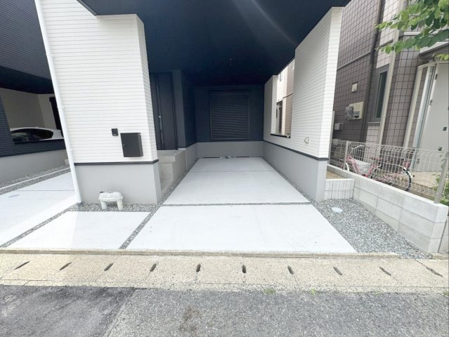 糟屋郡粕屋町仲原　新築戸建　1・2号棟の駐車場|悪天候から車を守る屋根付きの駐車場です！