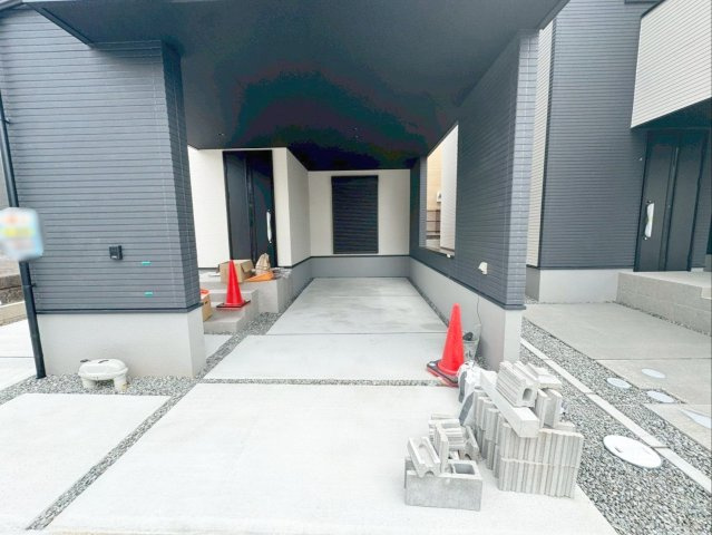 糟屋郡粕屋町仲原　新築戸建　1・2号棟の駐車場|悪天候から車を守る屋根付きの駐車場です！