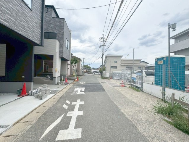 糟屋郡粕屋町仲原　新築戸建　1・2号棟の前面道路含む現地写真|前面道路（幅員：約4.4ｍ～約5.3ｍ）